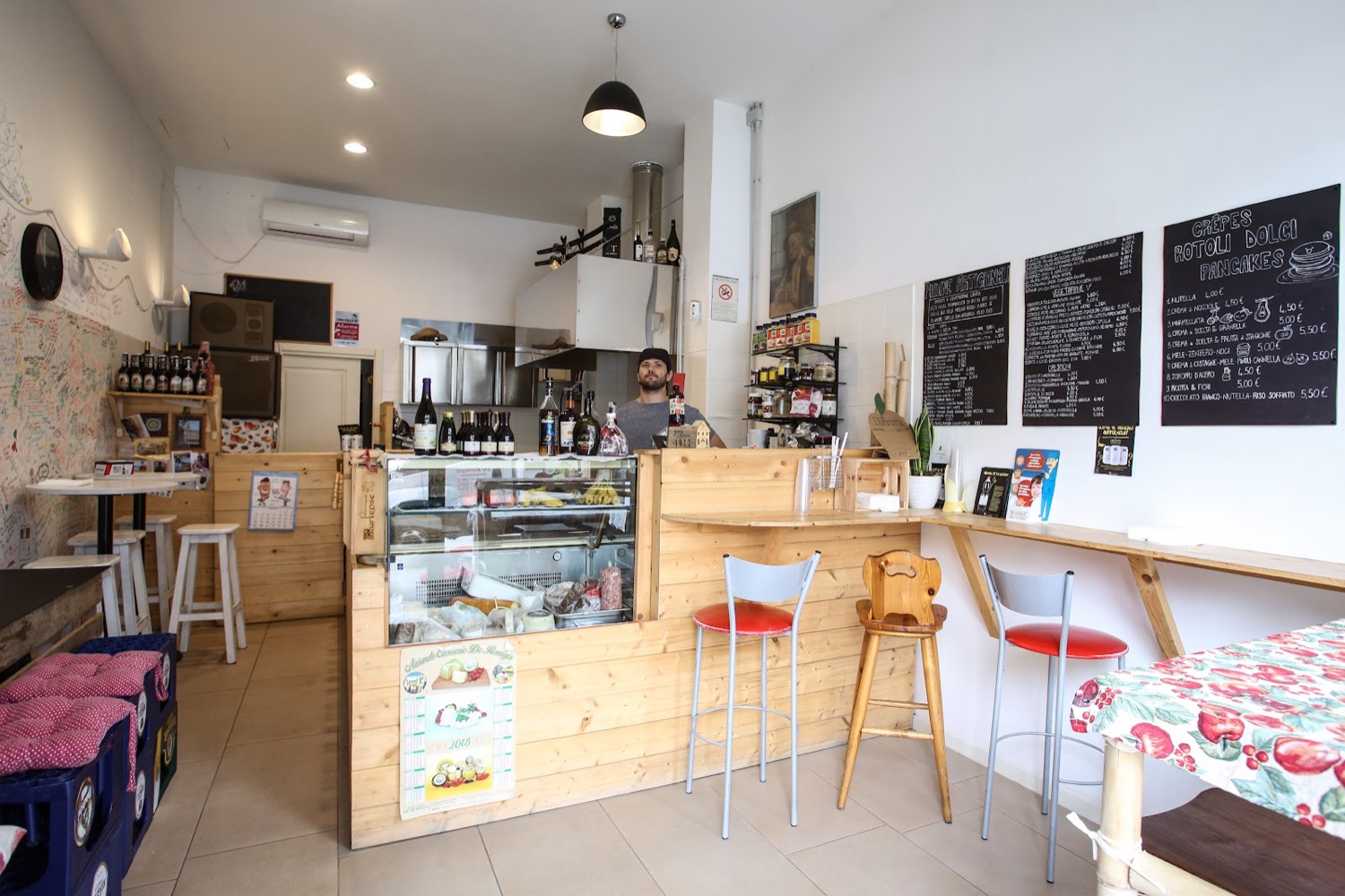 Il banco della piadineria con Andy al lavoro
