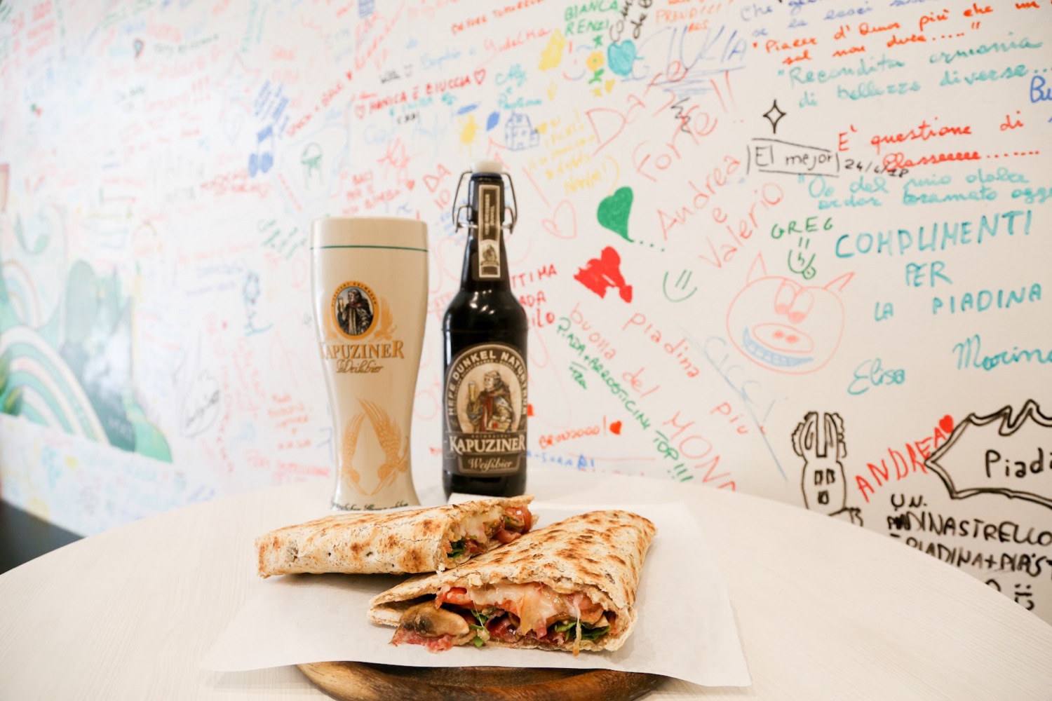 La parete della piadineria coperta dai messaggi dei clienti
