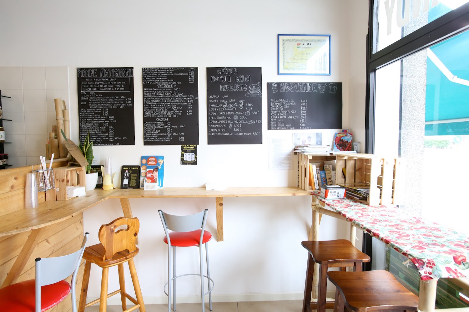 La sala della piadineria, luminosa con le lavagne del menù